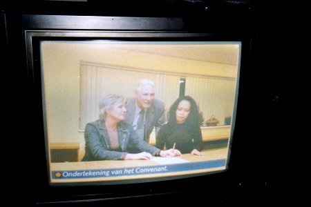 De ondertekening van het convenant voor de oprichting van de stichting Wijkband Sukun (Malang) - Voorburg Noord. (Dit werd op 11 maart 2005 een feit) Drs. Fenny Gerrits en Pipiet Sulistyowati ondertekenen het convenant onder toeziend oog van Pim Vroegop.