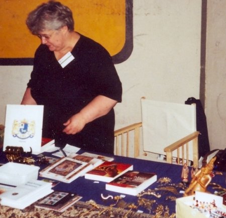 Albertine Huybrechts bij de stand.