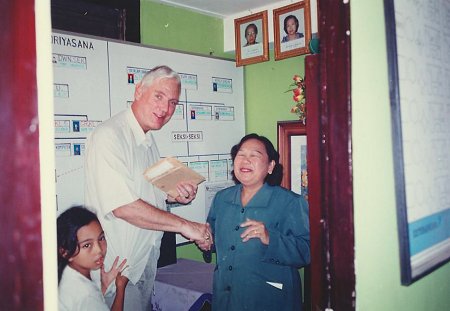 Pim Vroegop overhandigt Mw. Rosalina, hoofd der school, het schoolgeld voor de maanden november en december 2006 voor een aantal leerlingen, waarvan de ouders het schoolgeld niet kunnen betalen.