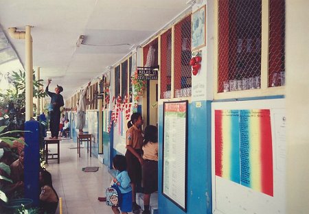 De laatste hand wordt gelegd aan de renovatie op de Indriyasanaschool te Sukun.