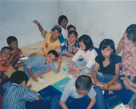 Een groep kinderen uit Sukun heeft een leuke eerste januari op het kantoor van Suvono, Rumah Impuls.