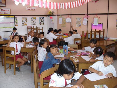 Enkele dagen later werd er door een tweede groep kinderen na school nog flink gekleurd.