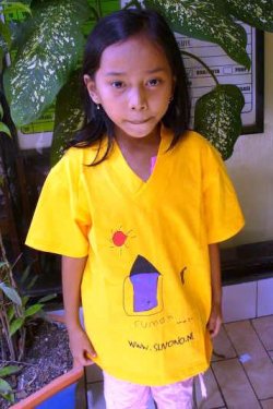 Ika Oktavianti R.S. in wereld-shirt