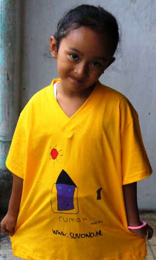Adinda in het Suvono Wereld-shirt