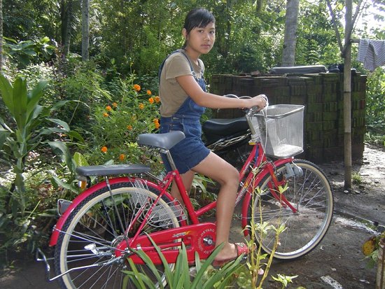 Vera met haar fonkelnieuwe fiets, een cadeau van haar Hollandse Opa en Oma