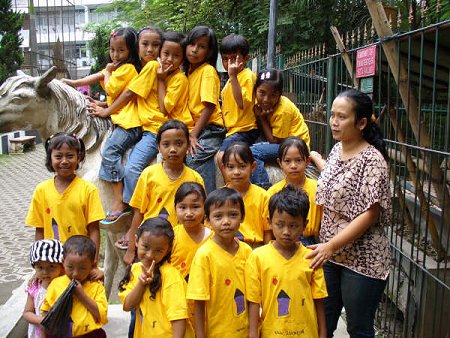 Pipiet met alle kinderen in het kleine dierenparkje midden in de stad.