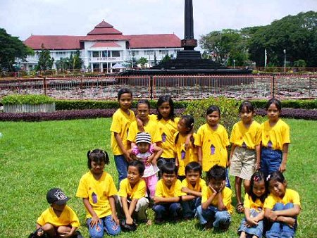 De kinderen voor het stadhuis van Malang, voor zover we weten heeft er nog geen een aspiraties hier later zijn intrek te nemen.