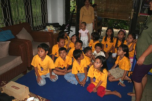 Aandachtig luisteren de kinderen.