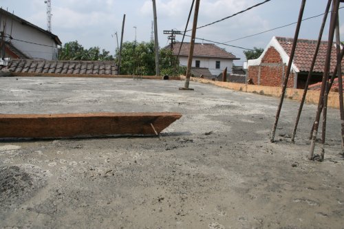 Vers gestort beton ligt in de hete zon uit te harden.