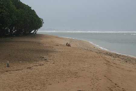 Het witte zandstrand